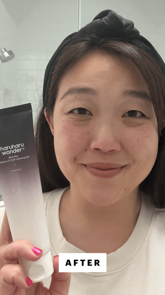 Lee after applying the Haruharu Wonder Black Rice Moisture 5.5 Soft Cleansing Gel
